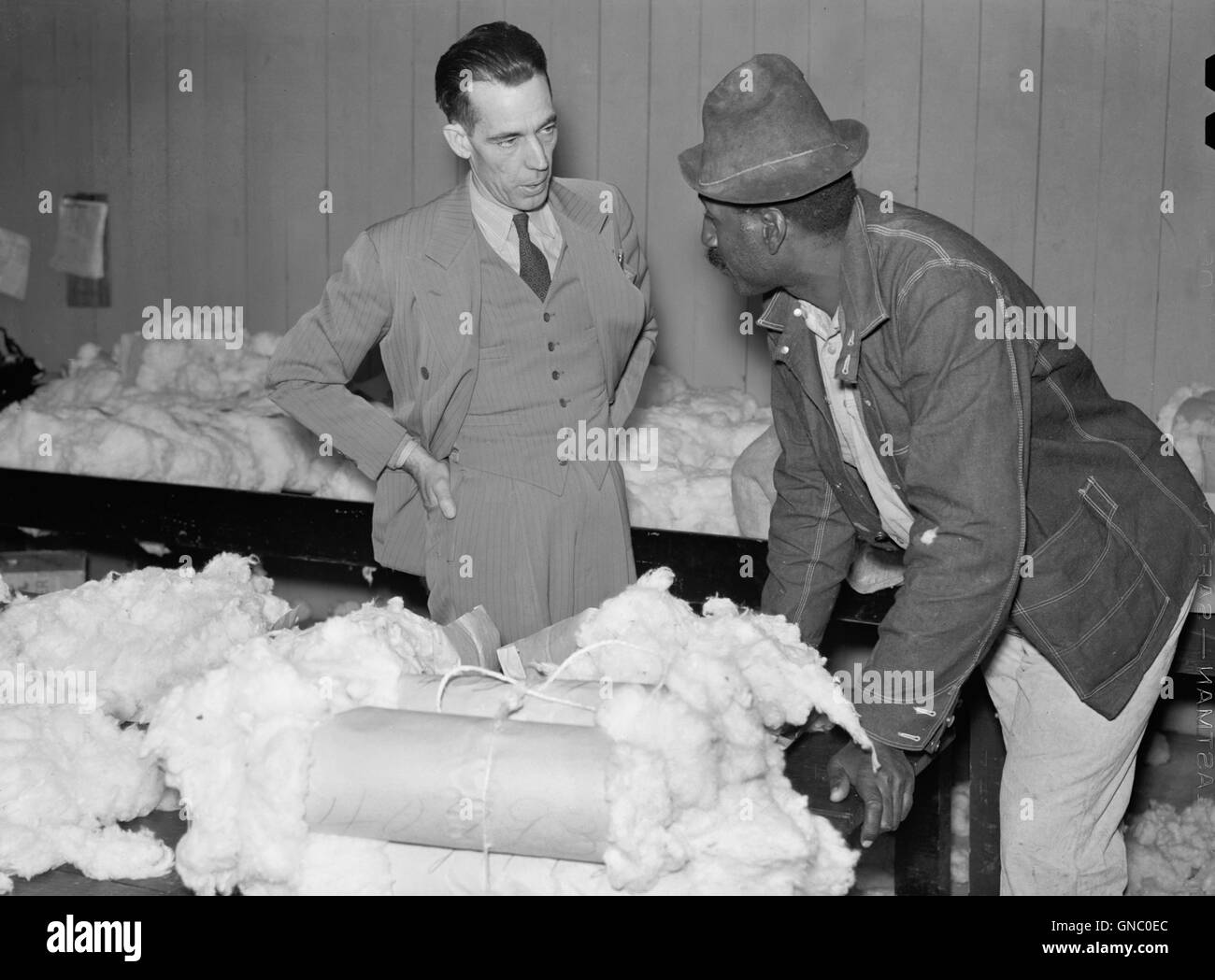 Contadino con i suoi campioni di cotone per discutere i prezzi con il cotone acquirente, Clarksdale, Mississippi, Stati Uniti d'America, Marion Post Wolcott per la Farm Security Administration, Novembre 1939 Foto Stock