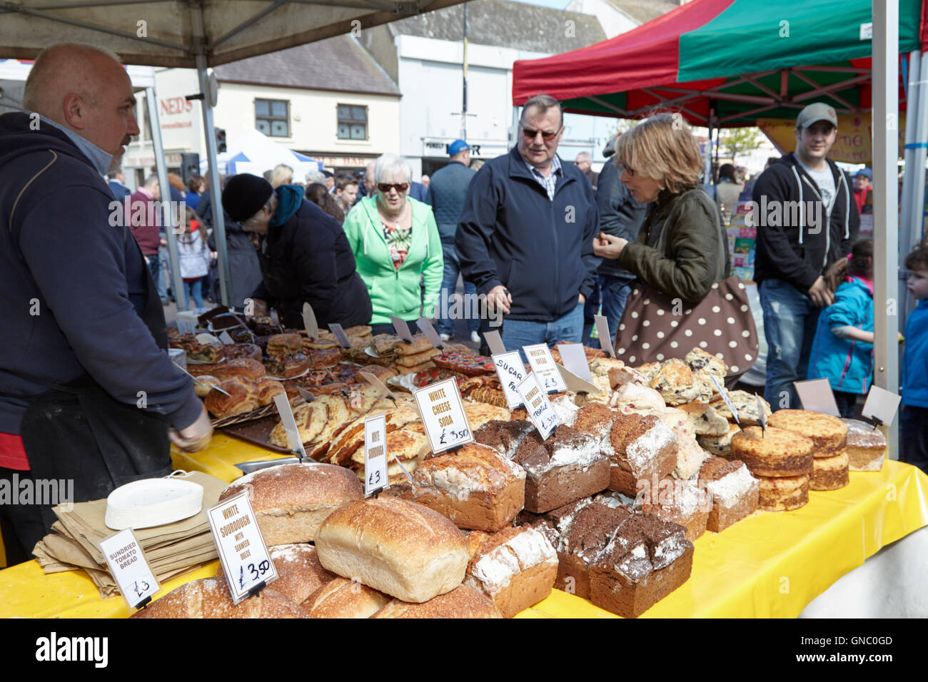 Pane artigianale in stallo il mercato alimentare in Irlanda del Nord Foto Stock