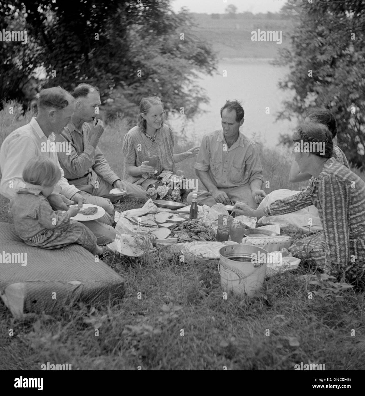 Farm Family con Fish Fry lungo il fiume cane il 4 luglio, vicino a Natchitoches, Louisiana, USA, Marion Post Wolcott, STATI UNITI Farm Security Administration, luglio 1940 Foto Stock