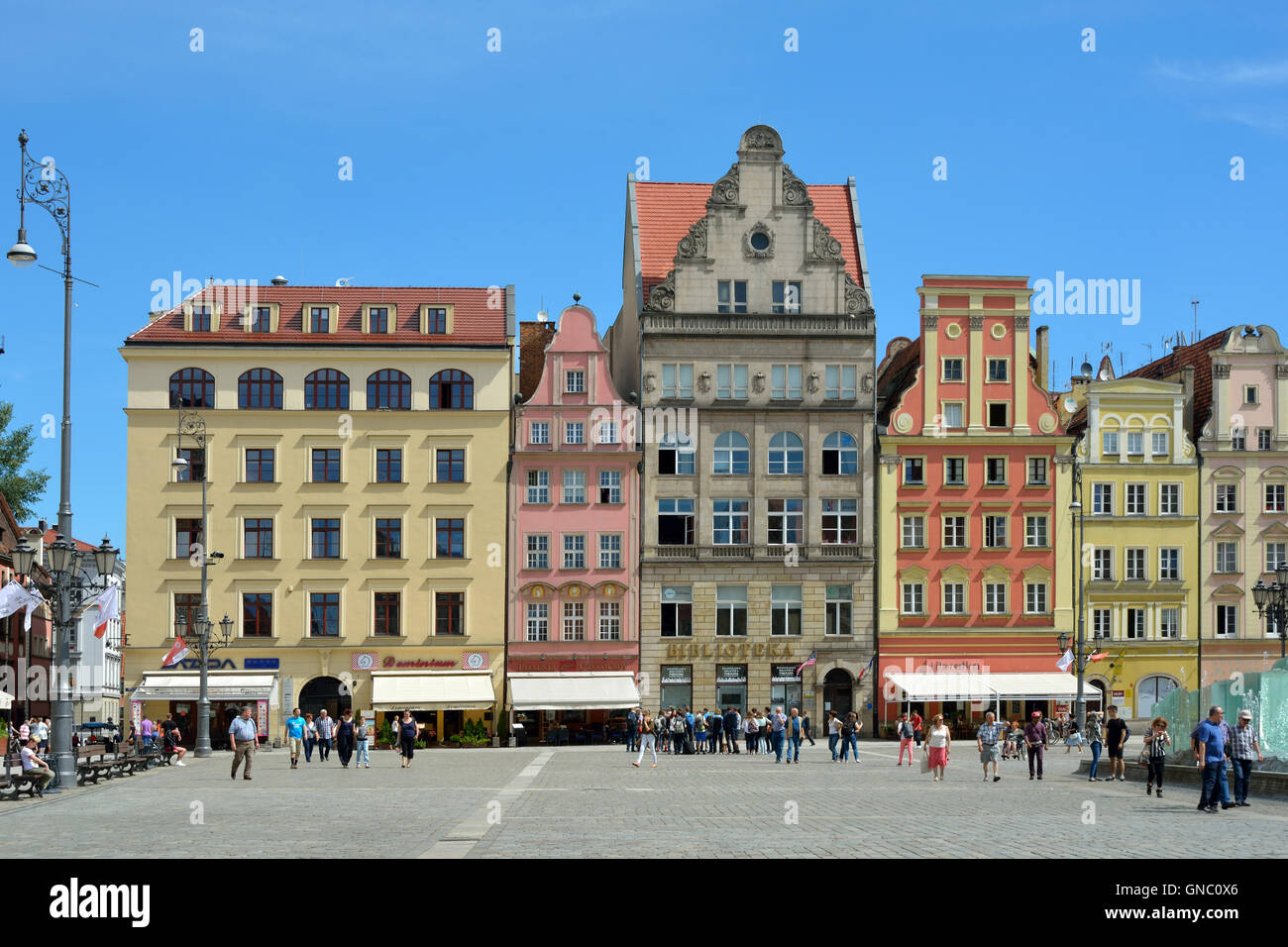 La gente di Piazza del Mercato nella Città Vecchia di Wroclaw in Polonia. Foto Stock