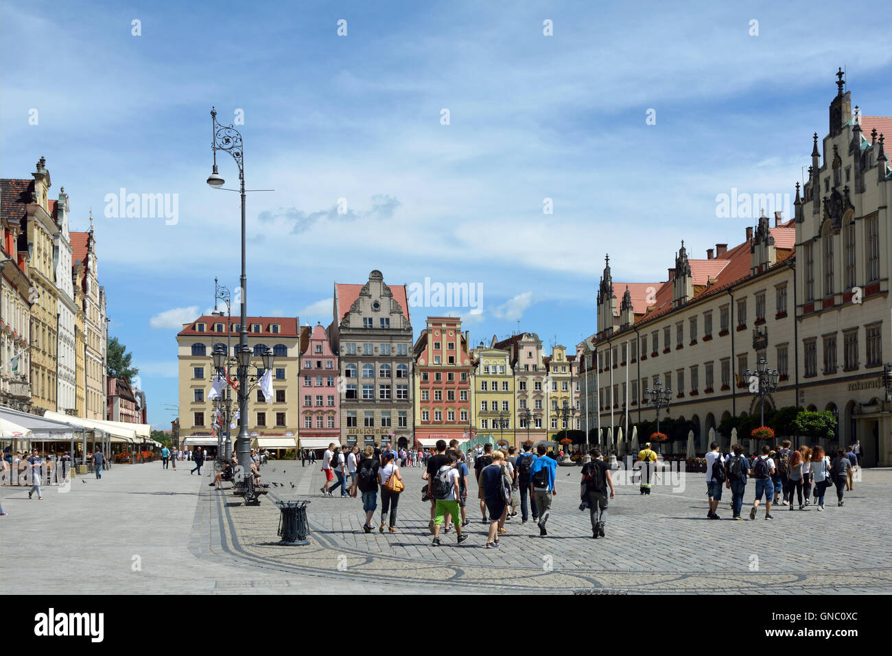 La gente di Piazza del Mercato nella Città Vecchia di Wroclaw in Polonia. Foto Stock