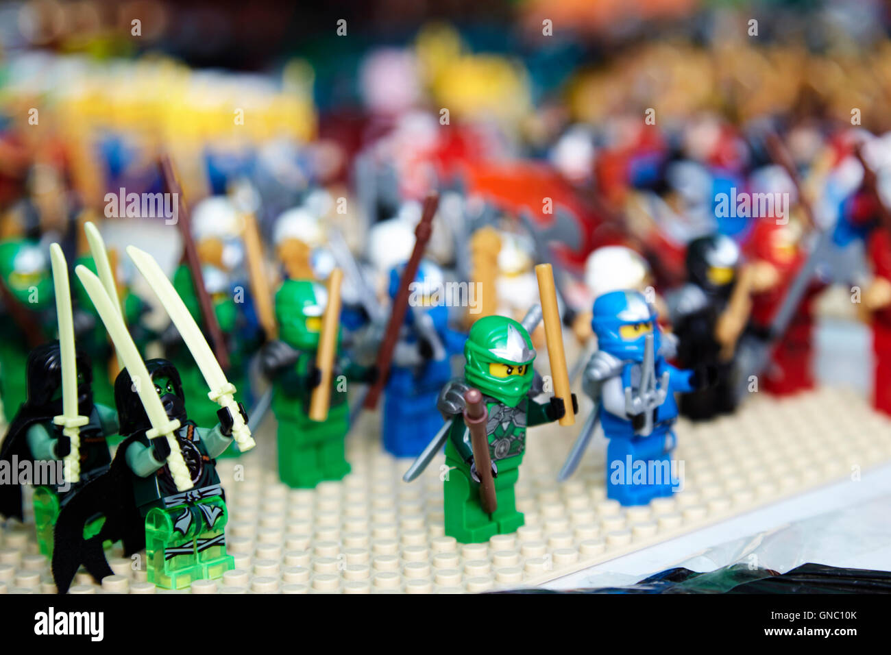 Righe di personaggi Lego per la vendita su uno stallo a collezionisti Foto Stock
