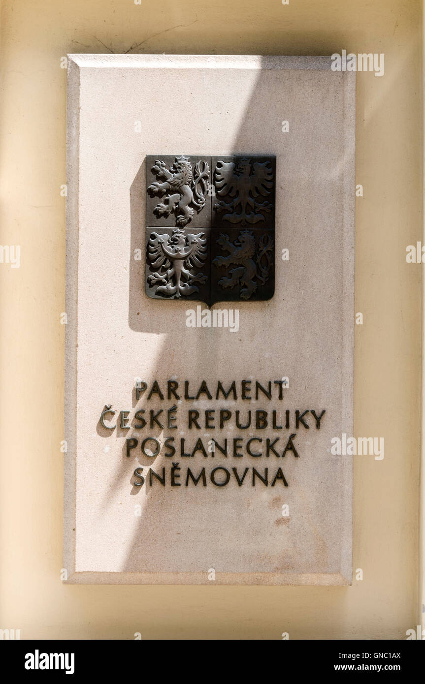 Una targa sul muro della Camera dei deputati del Parlamento della Repubblica ceca a Praga, Repubblica ceca Foto Stock