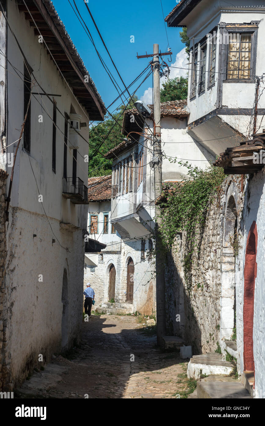 Un tipico acciottolato stretto vicoletto con periodo ottomano, case in Gorica distretto di Berat in Albania centrale. Foto Stock