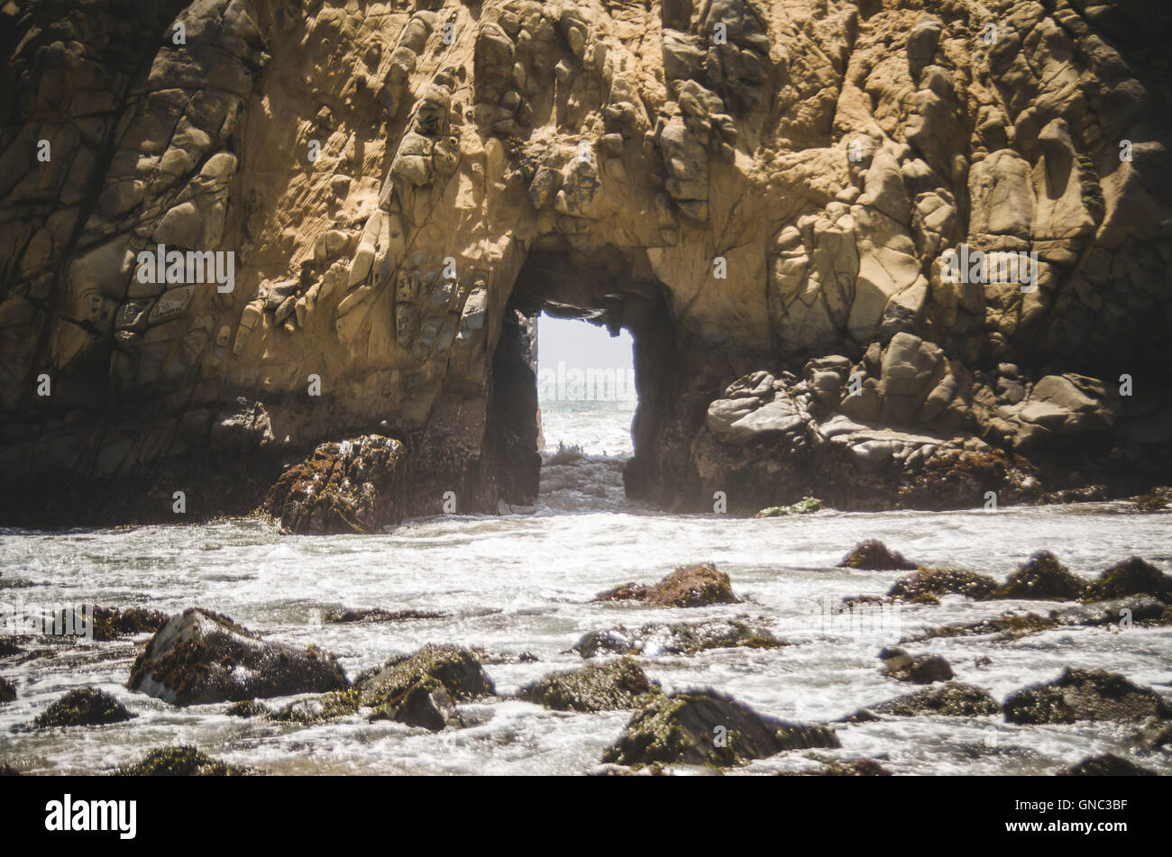 Toppa Arch Rock Formazione, Pfeiffer Beach, Big Sur, CALIFORNIA, STATI UNITI D'AMERICA Foto Stock