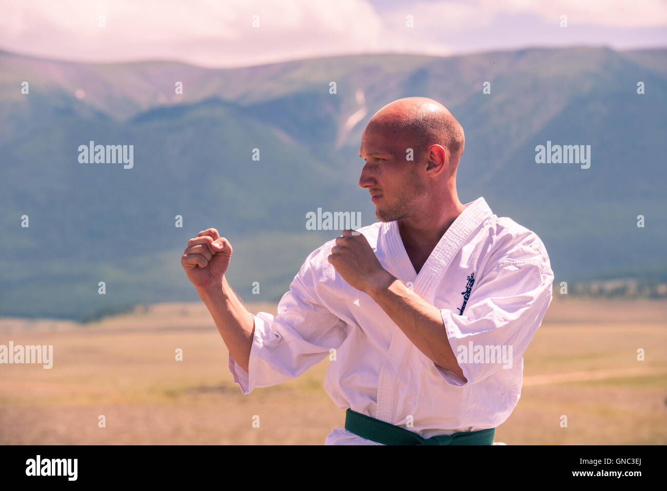 La lotta contro il karate cremagliera in montagna Foto Stock
