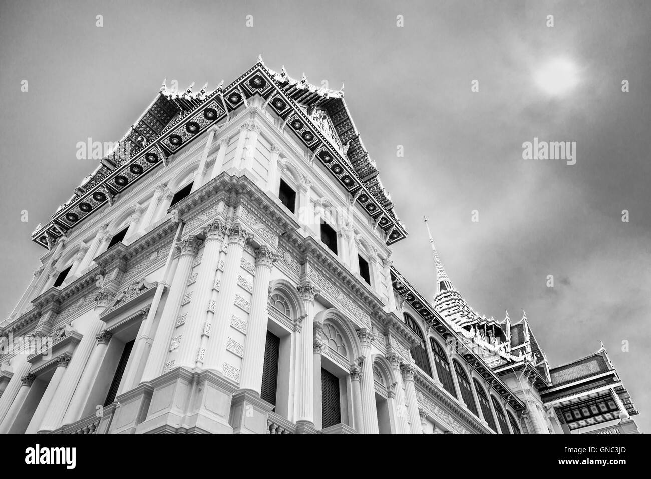 Il Chakri Maha Prasat trono Hall è la corte centrale del Grand Palace a Bangkok in Tailandia Foto Stock