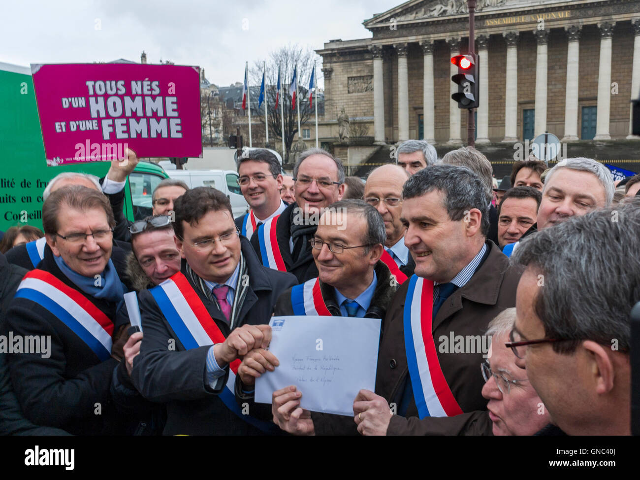 Parigi, Francia, folla, estrema destra, politici conservatori francesi che si oppongono al matrimonio gay, dimostrazione al di fuori del Palazzo Nazionale dell'Assemblea, Herve Mariton, lettera di tenuta da consegnare al Presidente Hollande, ANTI GAY RALLY Foto Stock