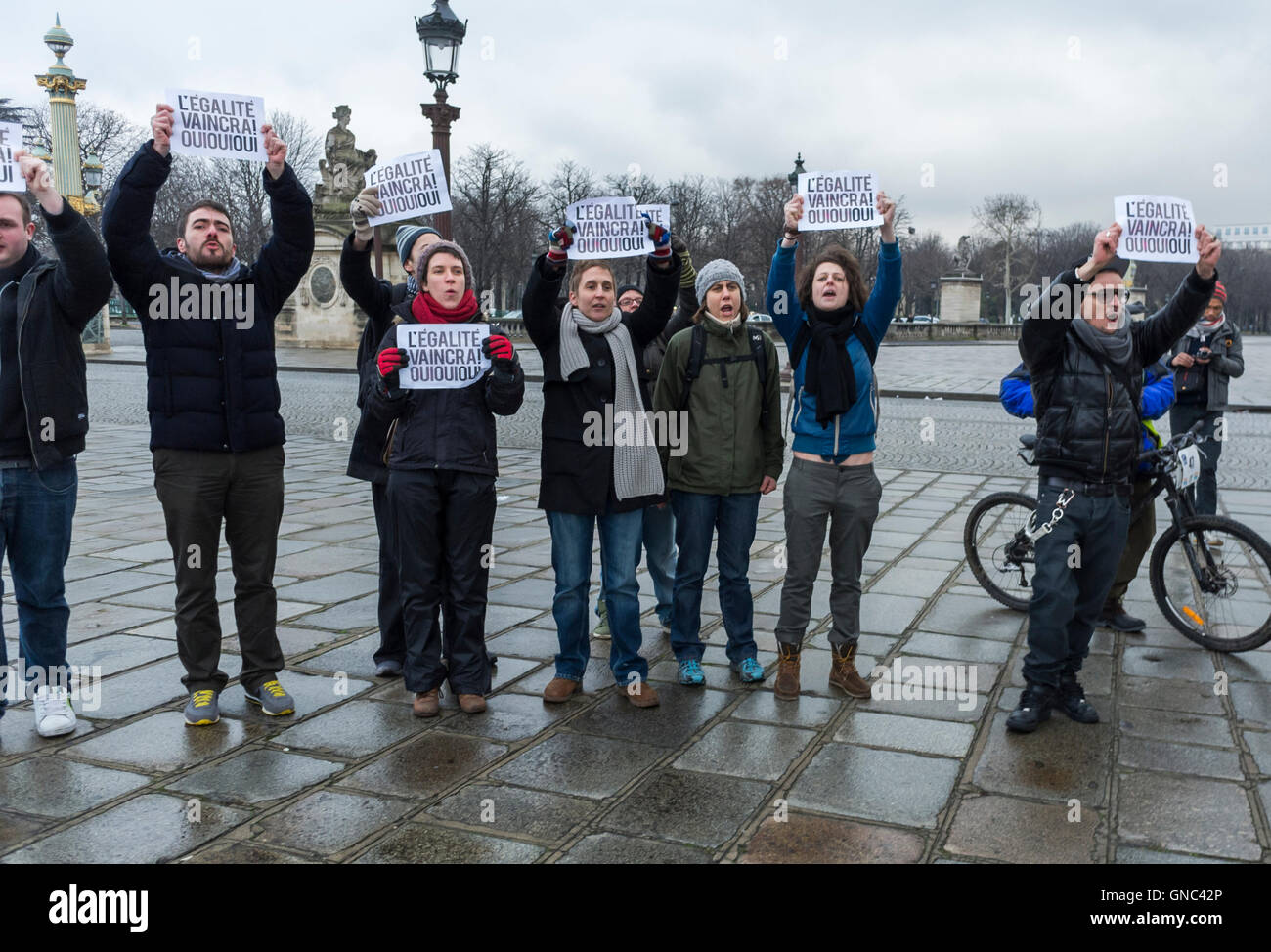 Parigi, Francia, gruppo di persone, protesta LGBT francese, attivisti, protesta contro i politici che si oppongono all'uguaglianza, al matrimonio gay, alla dimostrazione fuori, tenendo cartelli di protesta in strada, protesta per l'uguaglianza del matrimonio, contro la discriminazione, l'omofobia Foto Stock