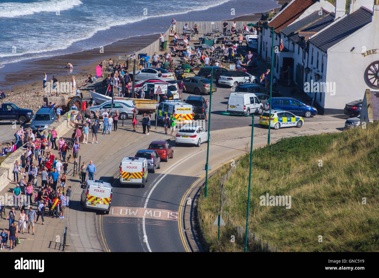 Veicoli di emergenza, polizia, ambulanza, frequentando incidente a nave Inn, Satburn dal mare, Foto Stock