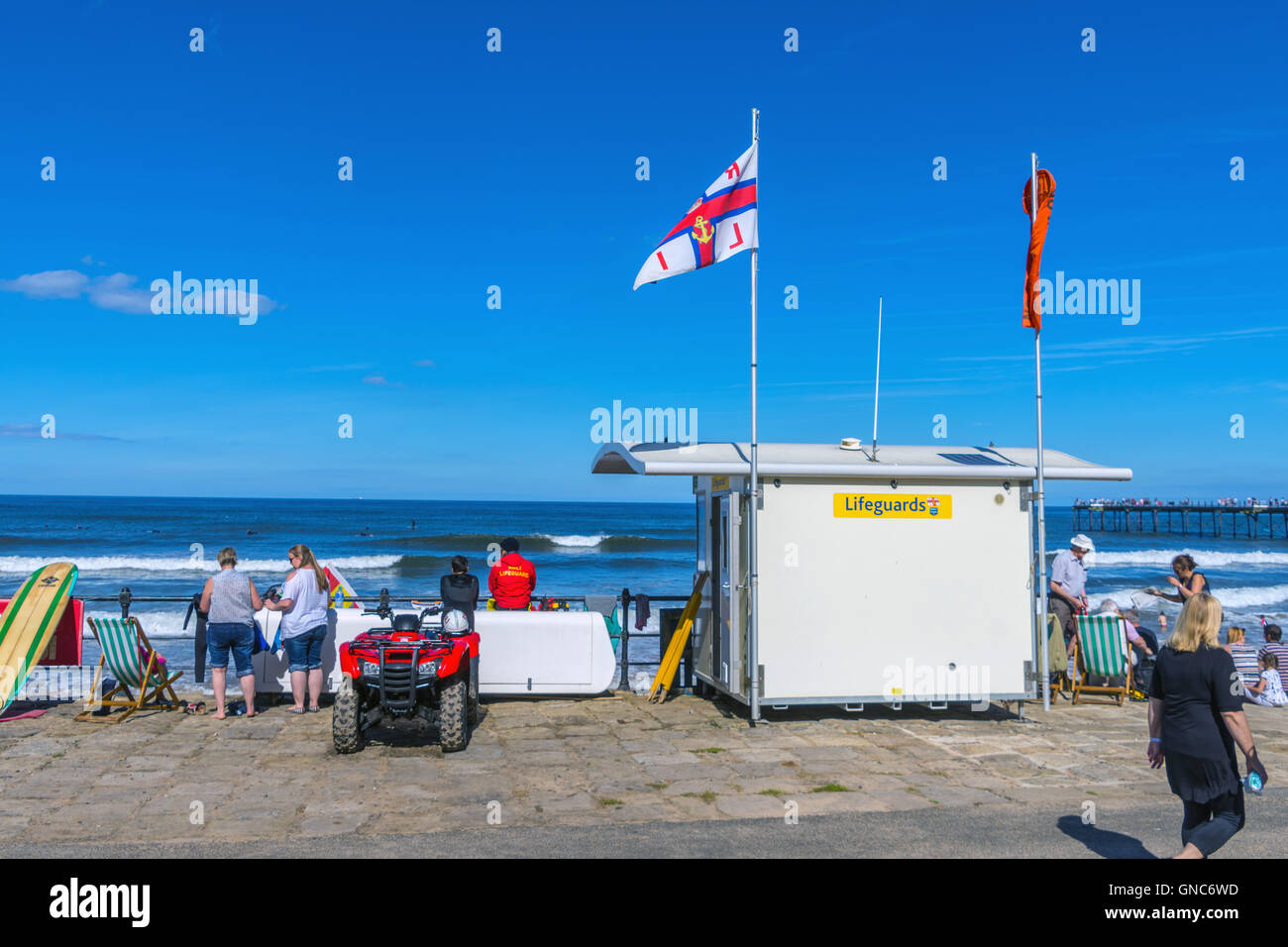 Stazione RNLI, con bandiera, quad-bike e personale, Saltburn dal mare, North Yorkshire Foto Stock