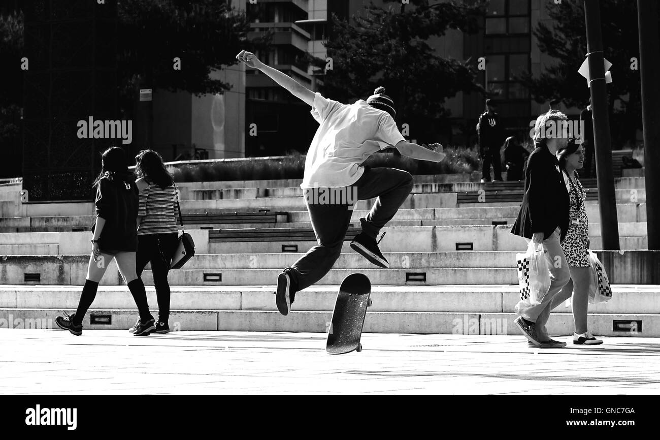 Adolescente, giovane adulto lo skateboard provando le abilità durante una normale giornata di primavera in Birmingham con i suoi amici. Foto Stock