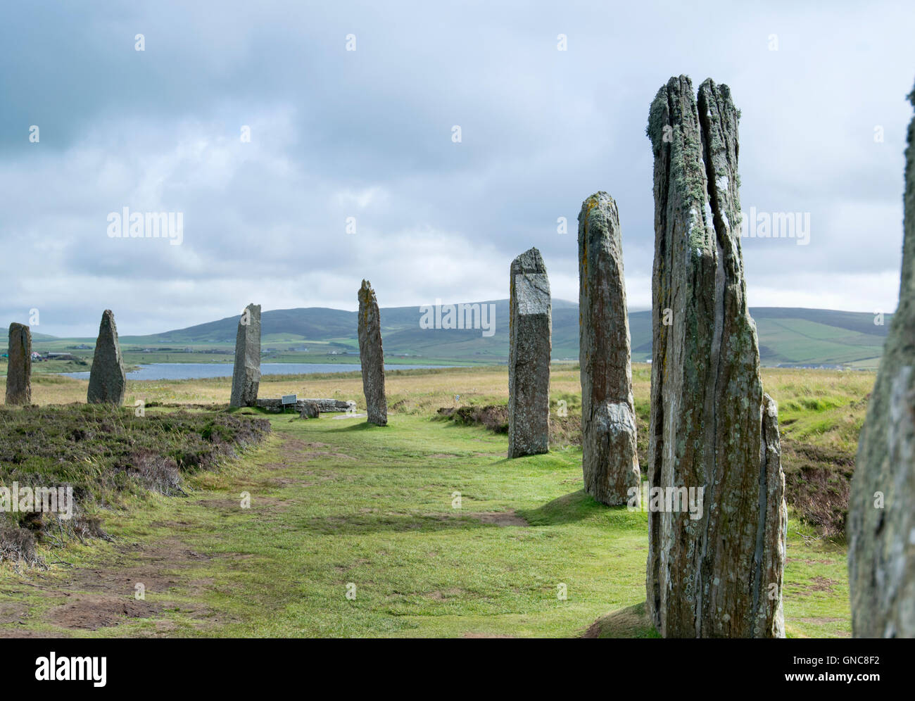 L'anello di Brodgar henge neolitica e il cerchio di pietra vicino a Stromness sulle isole di Orkney, Scozia. Foto Stock