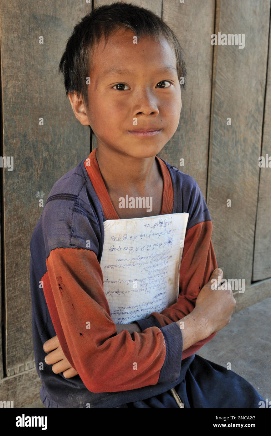 Villaggio Hmong, scuola ragazzo con i notebook Foto Stock