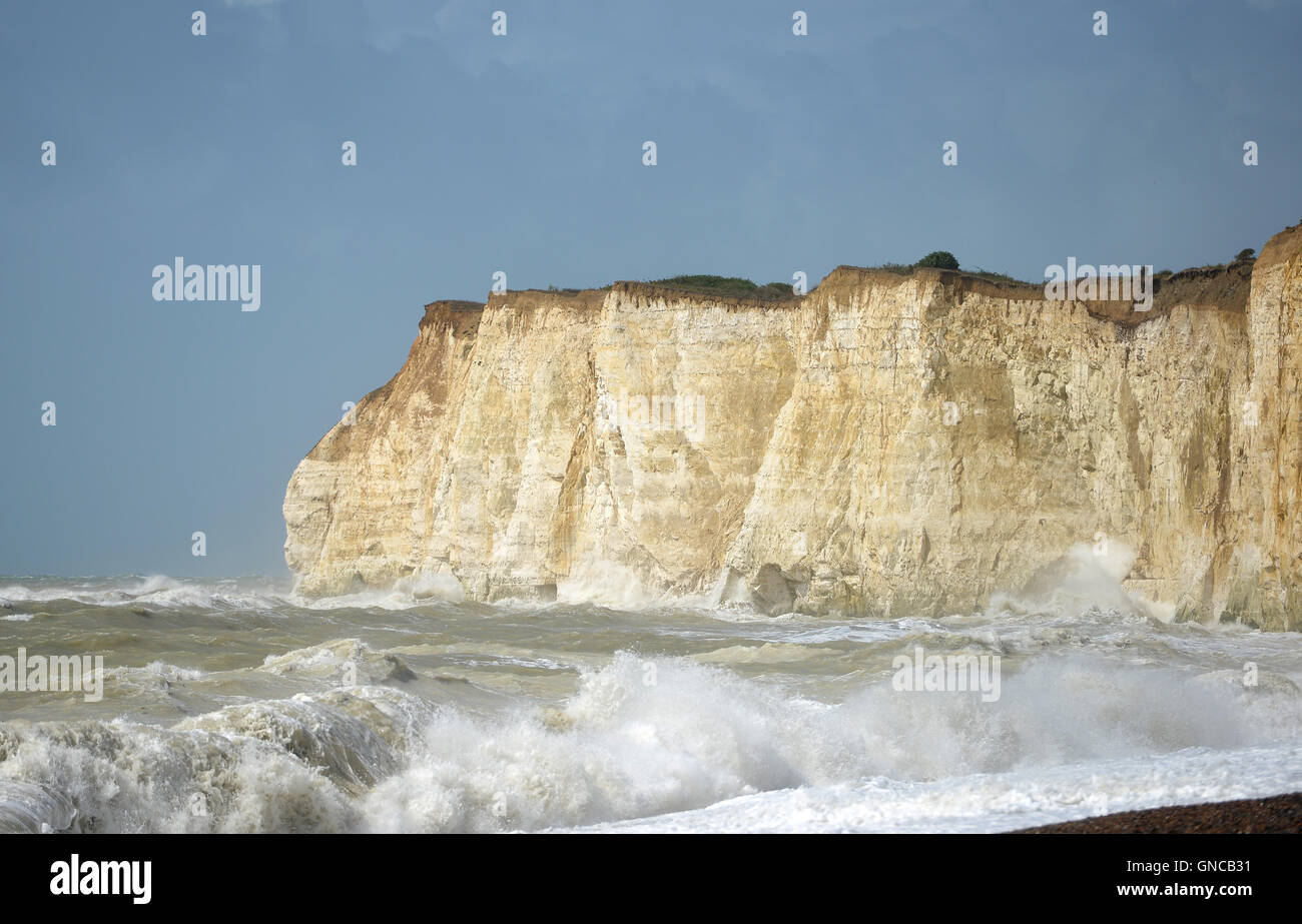 Il mare in tempesta e le scogliere del Sussex Foto Stock
