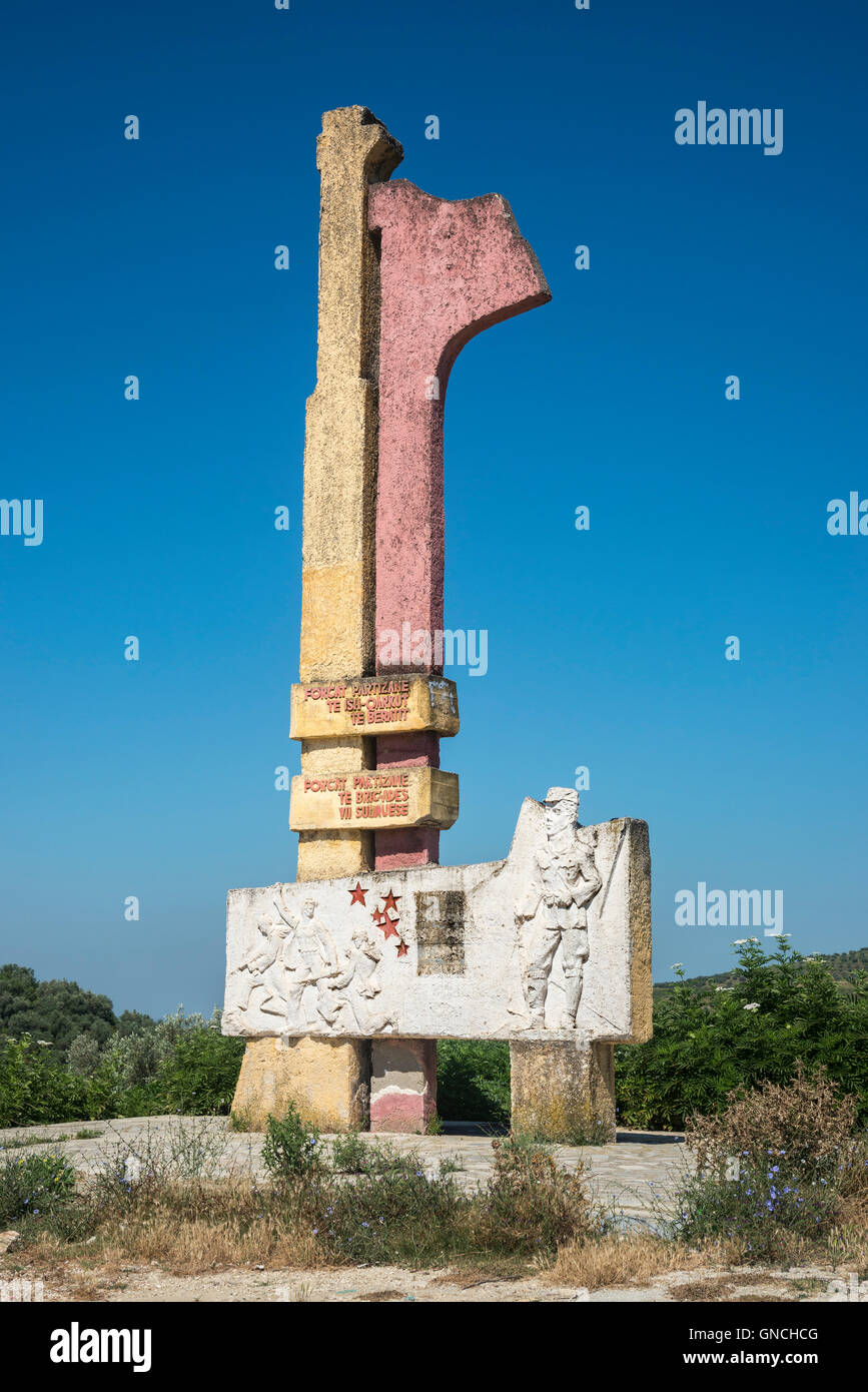 Vecchio, calcestruzzo, monumento comunista al tempo di guerra partizans vicino Berati, nell'Albania centrale. Foto Stock