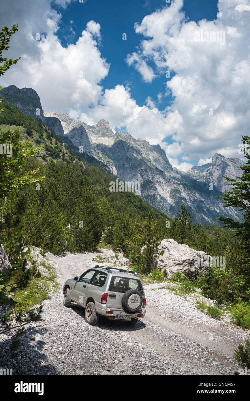 Strada per la valle di Theth dalla Qafa e Terthores passano sopra Boga, con il Massiccio Radohima in background, l'Albania settentrionale Foto Stock
