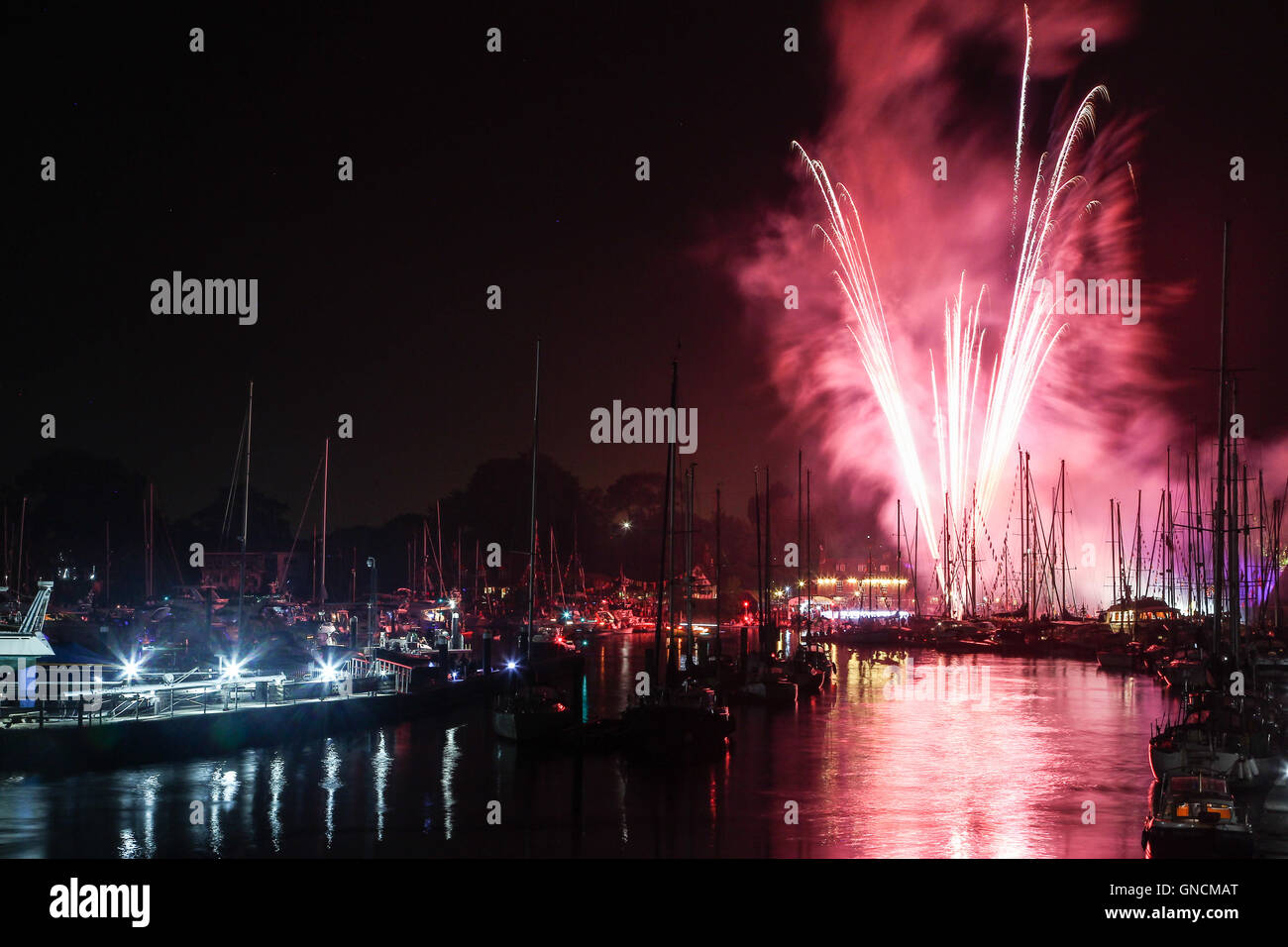 Il fuoco funziona a Bursledon regata sul fiume Hamble guardando verso il Jolly Sailor Foto Stock
