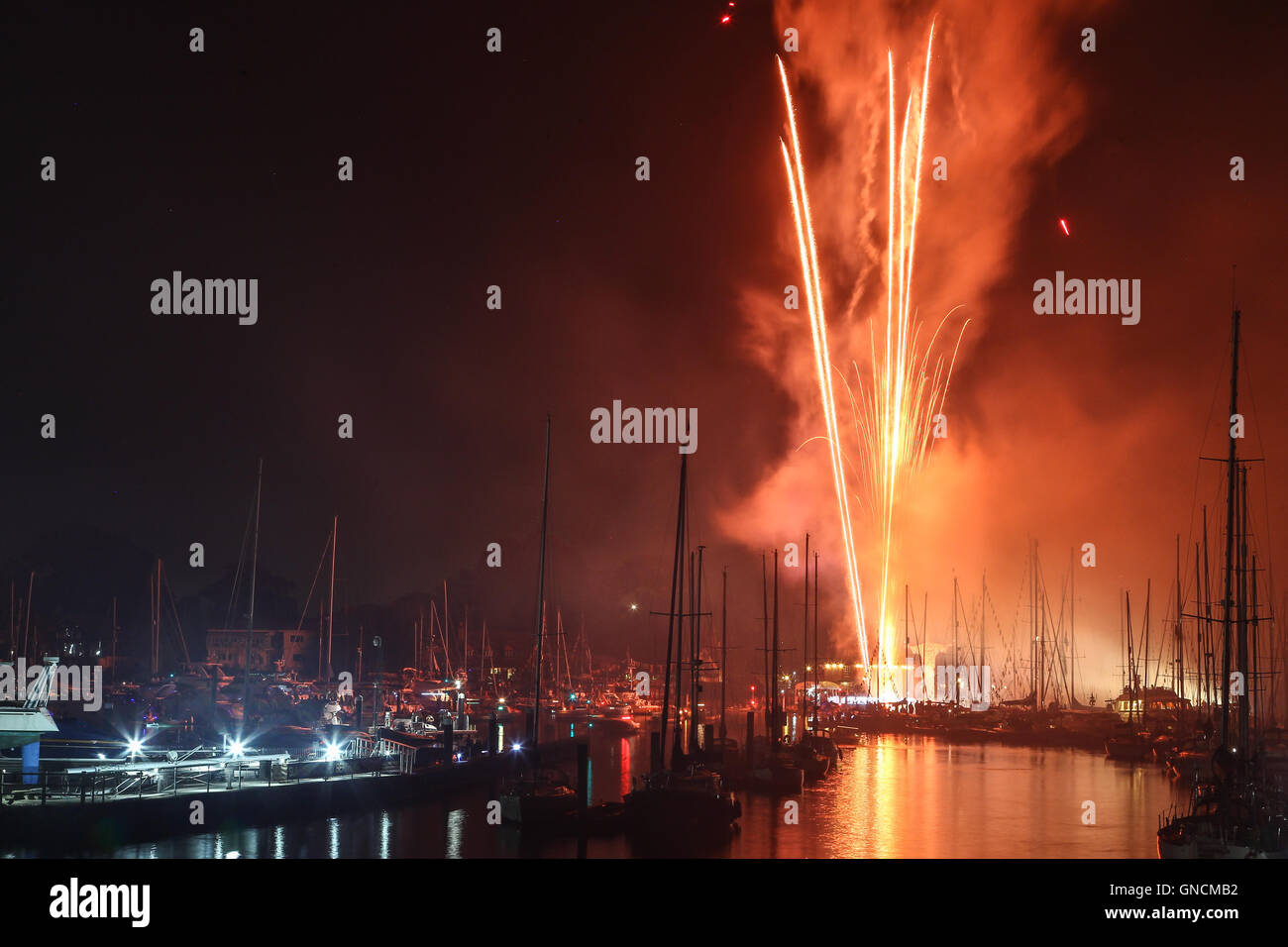 Il fuoco funziona a Bursledon regata sul fiume Hamble guardando verso il Jolly Sailor Foto Stock