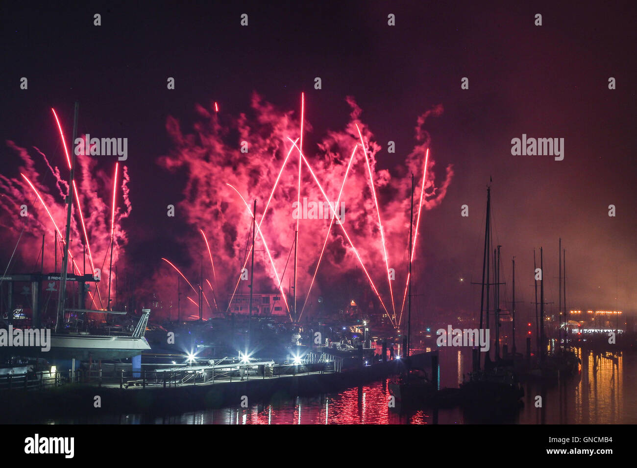 Il fuoco funziona a Bursledon regata sul fiume Hamble guardando verso il Jolly Sailor Foto Stock