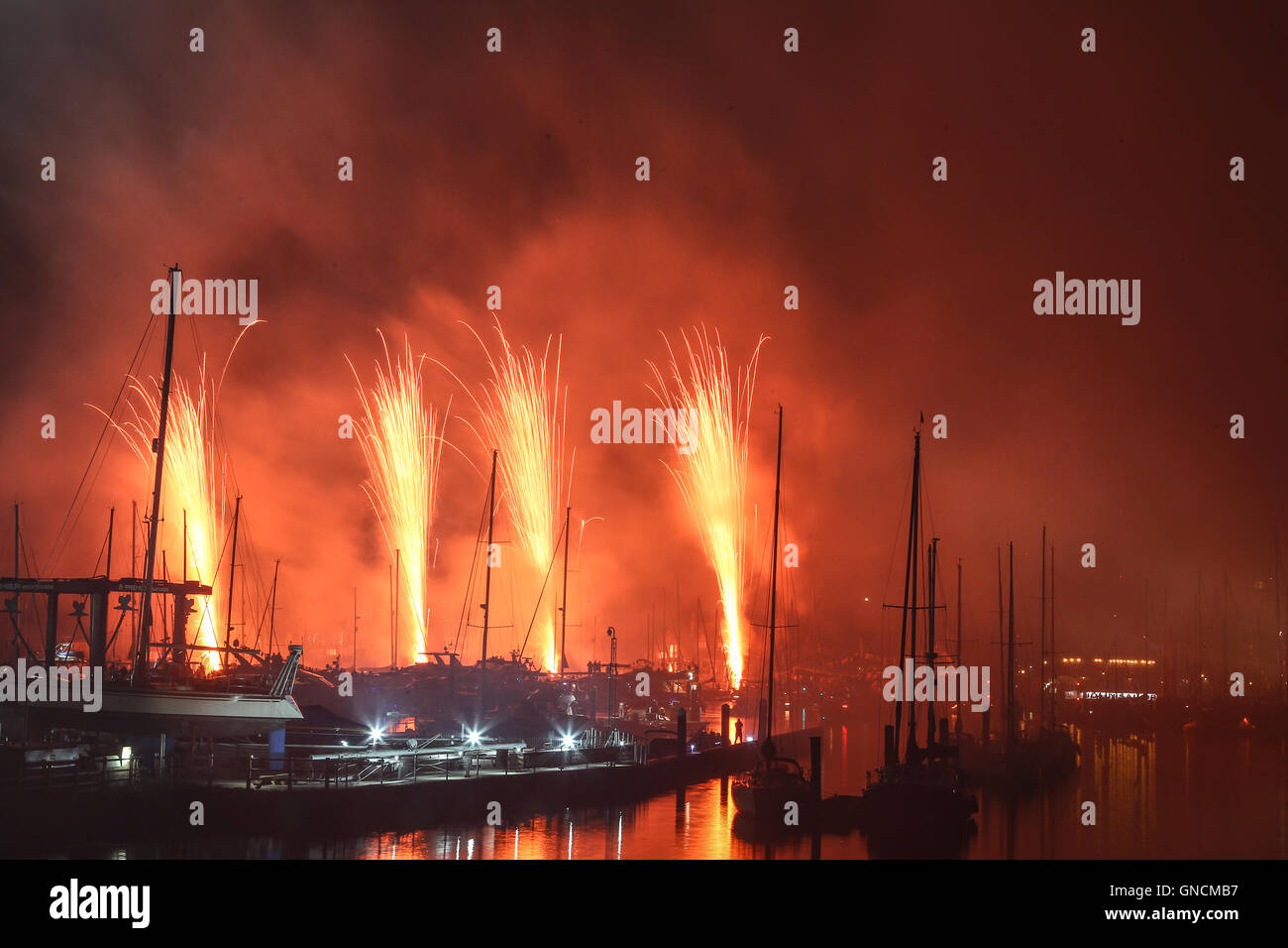 Il fuoco funziona a Bursledon regata sul fiume Hamble guardando verso il Jolly Sailor Foto Stock