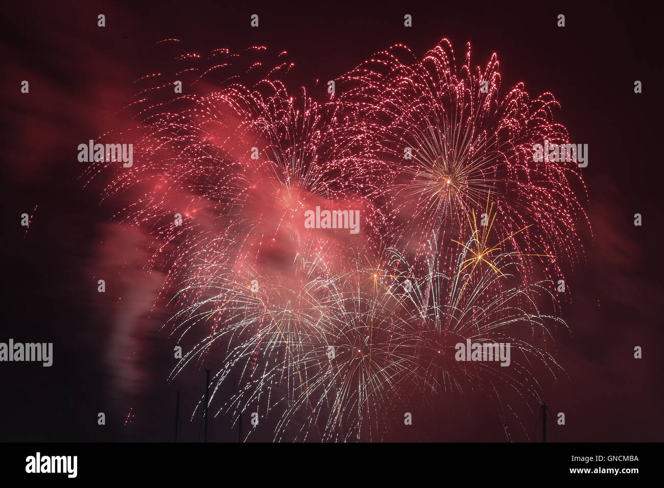 Il fuoco funziona a Bursledon regata sul fiume Hamble guardando verso il Jolly Sailor Foto Stock