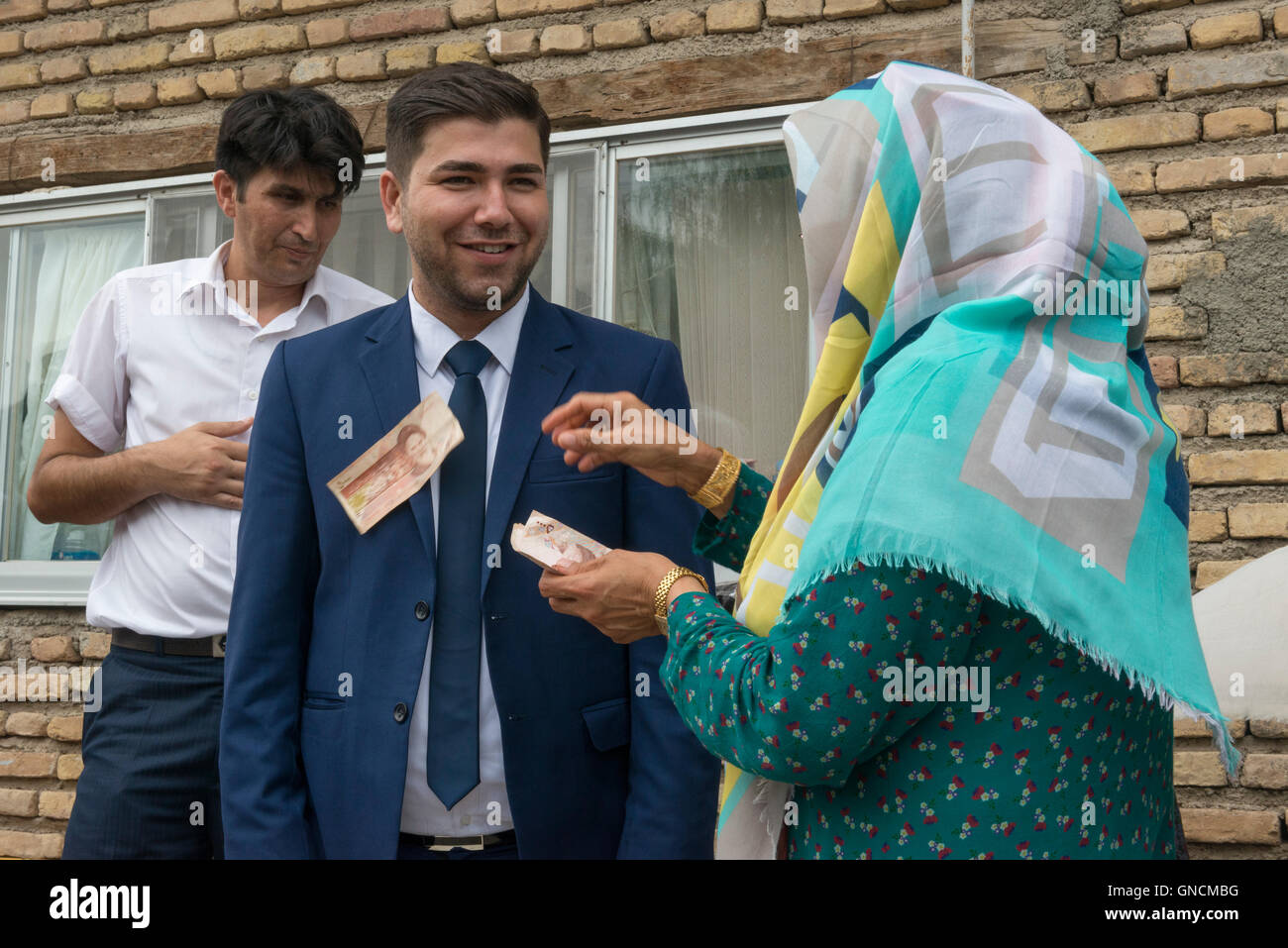 Bandar Torkaman, turcomanni matrimonio, lo Sposo che riceve banconote come presenta fuori luogo il pranzo Foto Stock