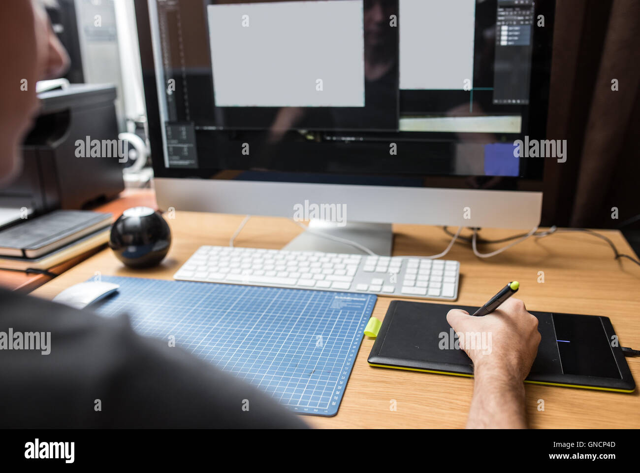 Giovane uomo di casa utilizzando un computer, sviluppatore freelance o designer che lavora Foto Stock