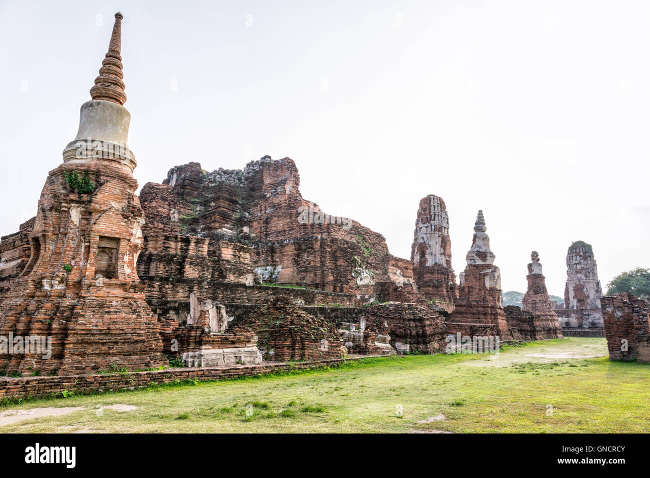 Le antiche rovine della pagoda di Wat Phra Mahathat tempio è un famoso attrazioni a Phra Nakhon Si Ayutthaya parco storico, Tailandia Foto Stock