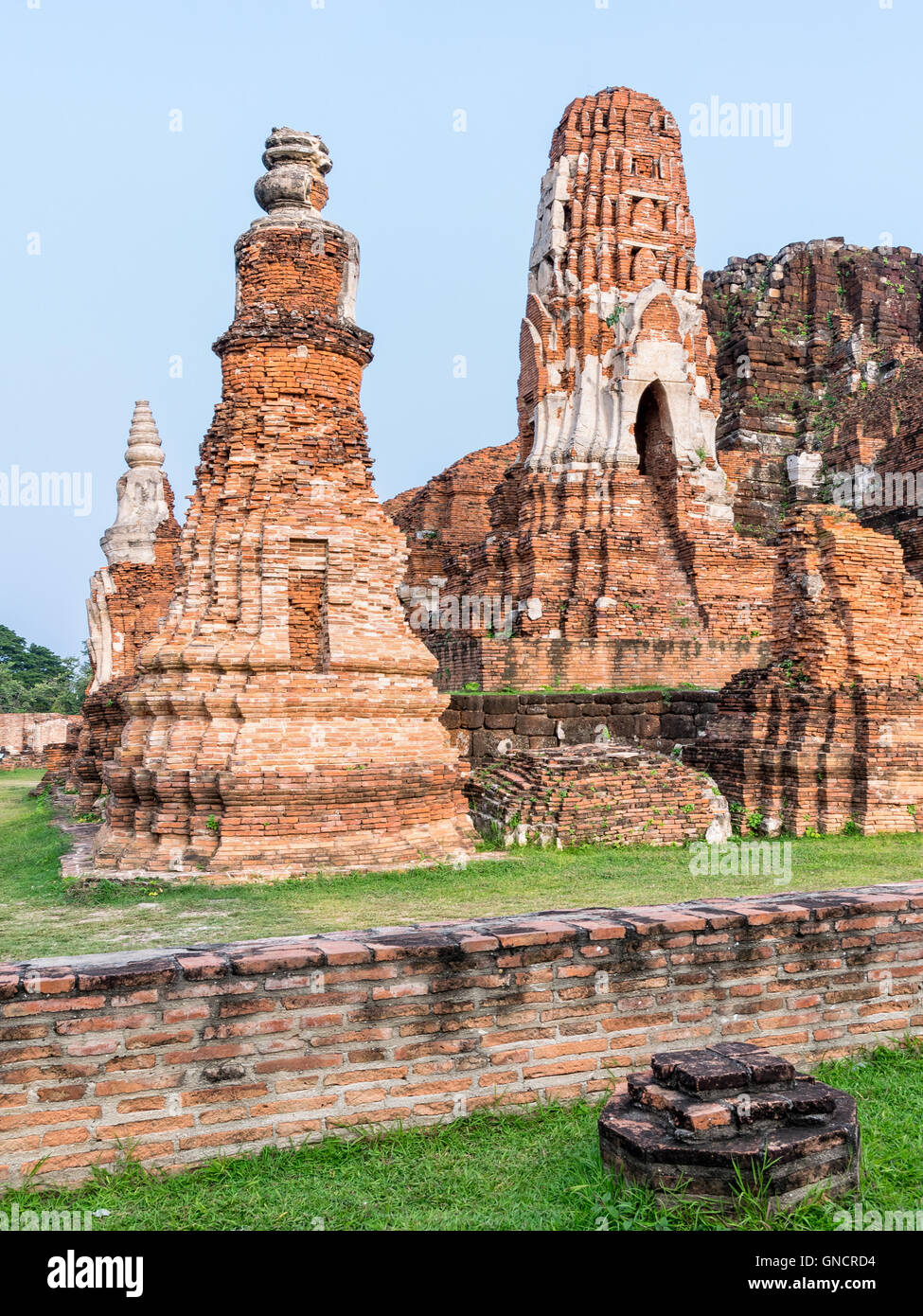 Le antiche rovine della pagoda di Wat Phra Mahathat tempio è un famoso attrazioni a Phra Nakhon Si Ayutthaya parco storico, Tailandia Foto Stock