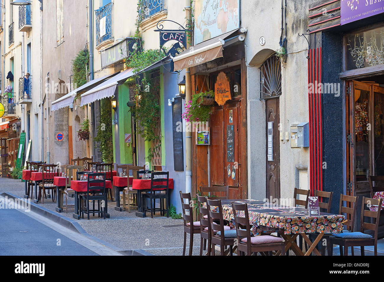 Il cafe e bar in una strada laterale a Pezenas, dipartimento di Herault Francia Foto Stock