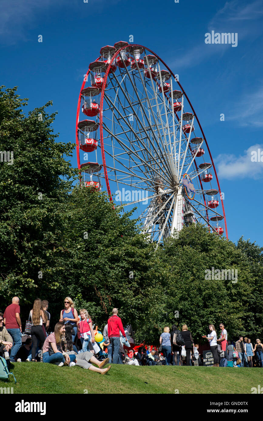 I turisti e la gente del posto godersi l'estate nei giardini di Princes Street, Edimburgo, Scozia, Regno Unito. Foto Stock