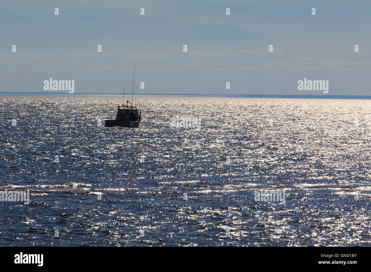 Lobster Boat stagliano contro il mare scintillante. Foto Stock