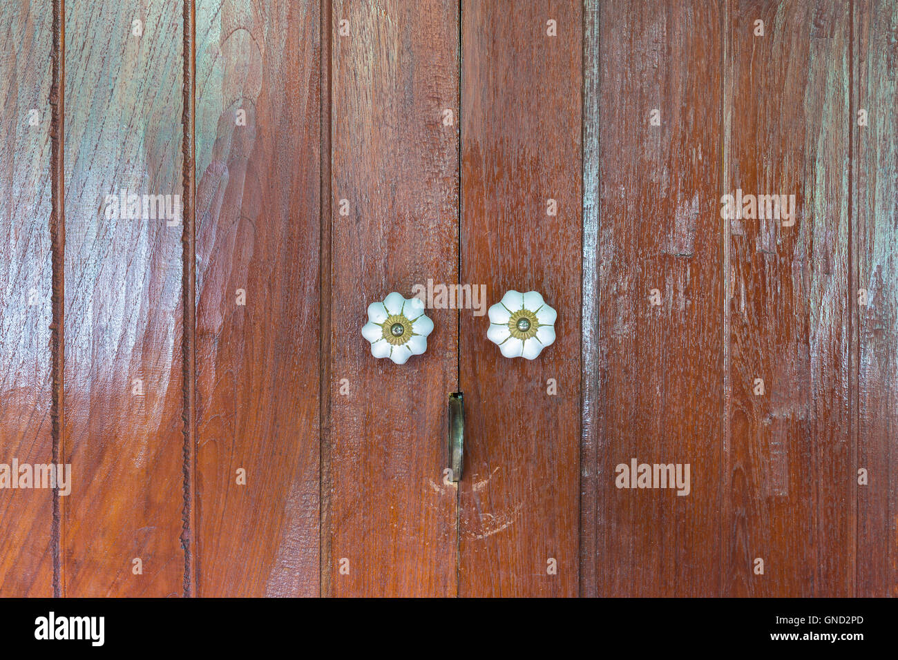 Chiudere fino in stile Thai porta in legno con due maniglia. Foto Stock