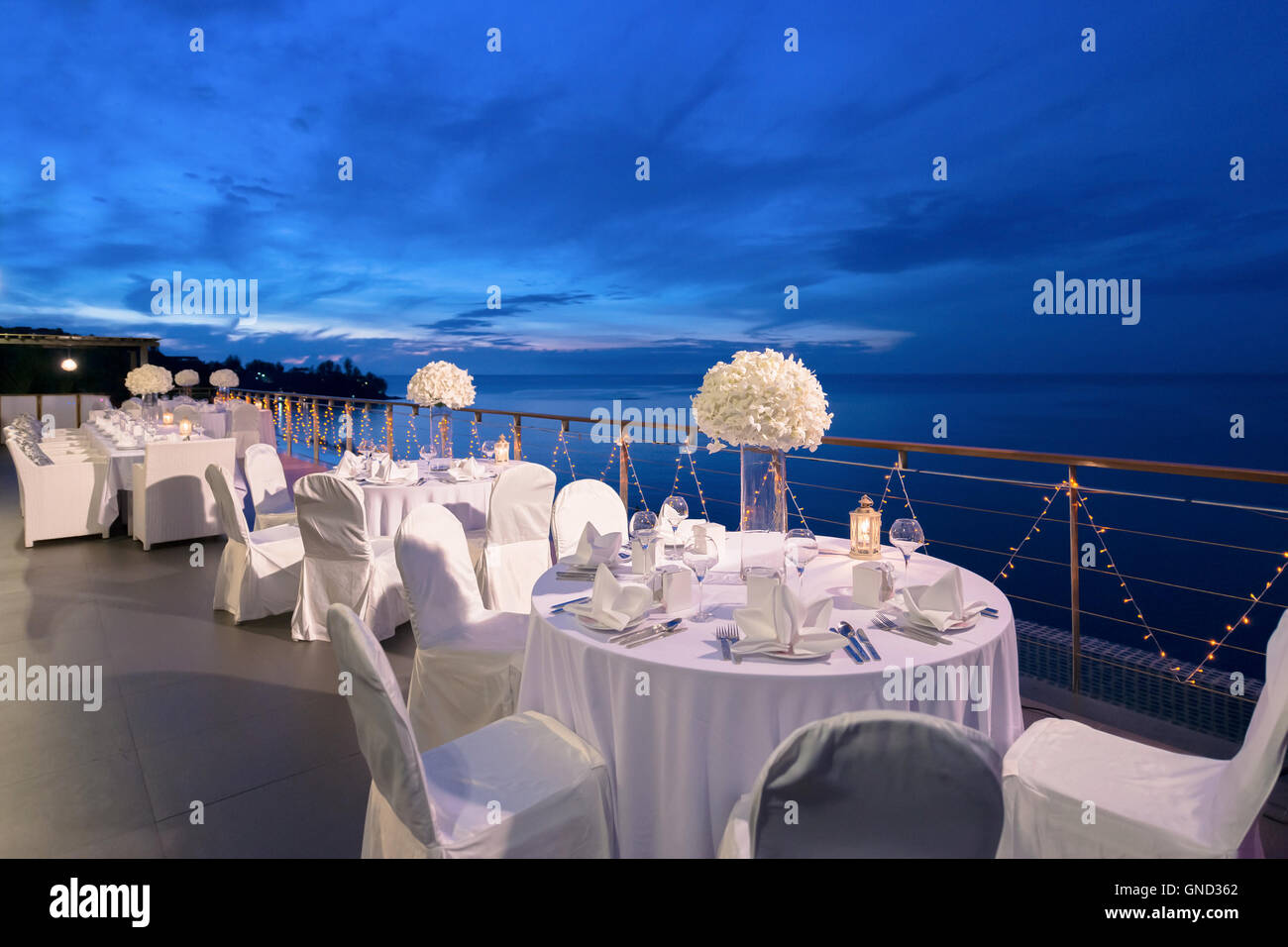 Cena romantica setup, decorazione con la luce di una candela. Messa a fuoco selettiva. Twilight. Foto Stock