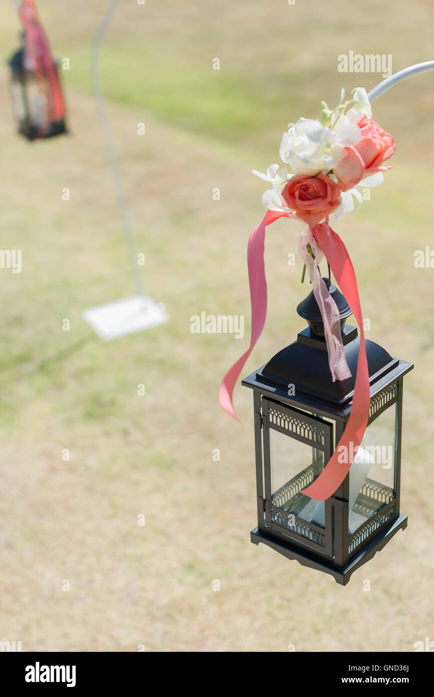 Un decorato lanterna nero, floreali e nastro in matrimonio. Foto Stock