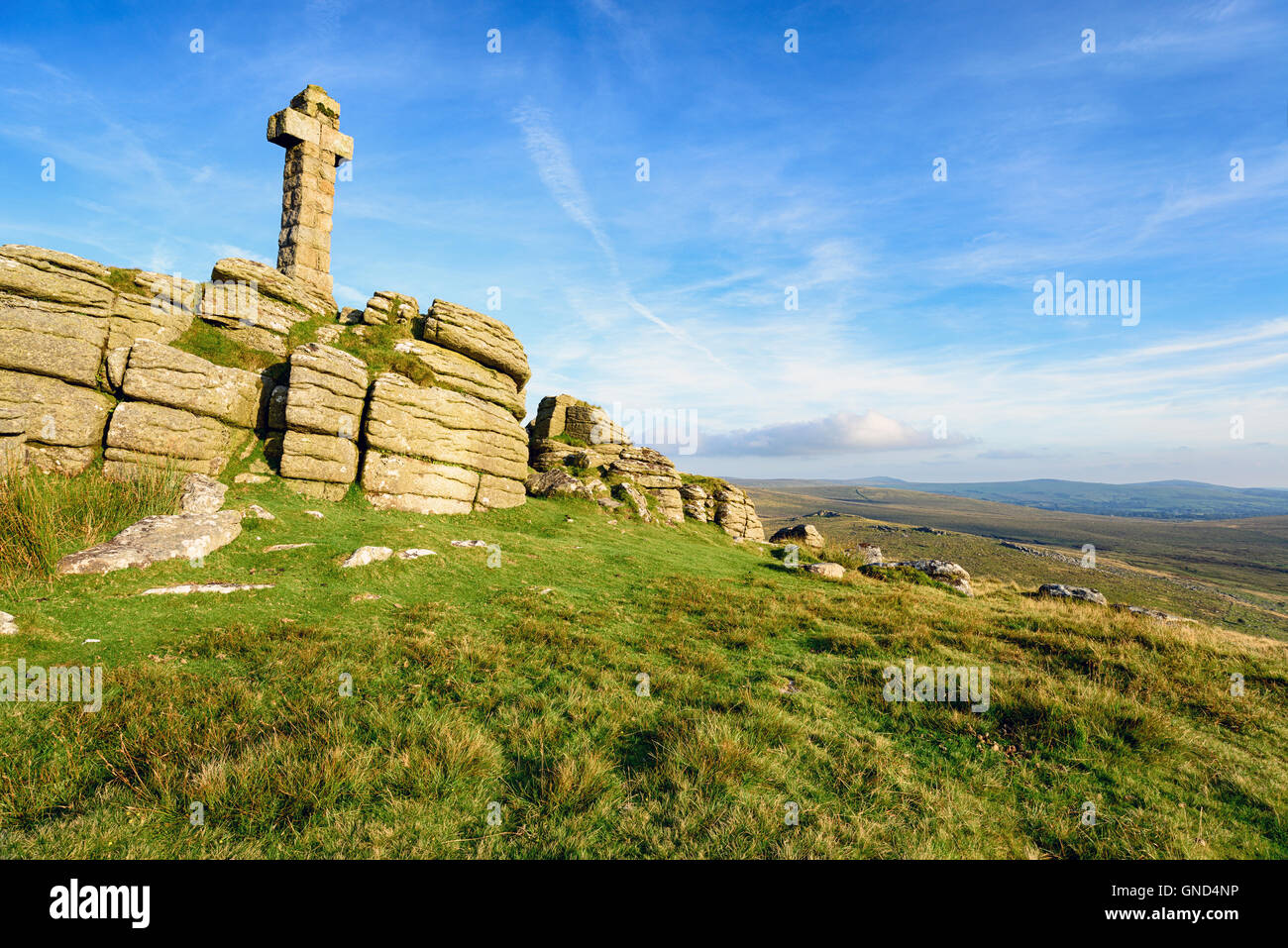 Una croce di pietra in cima Brat Tor su Dartmoor National Park in Devon Foto Stock