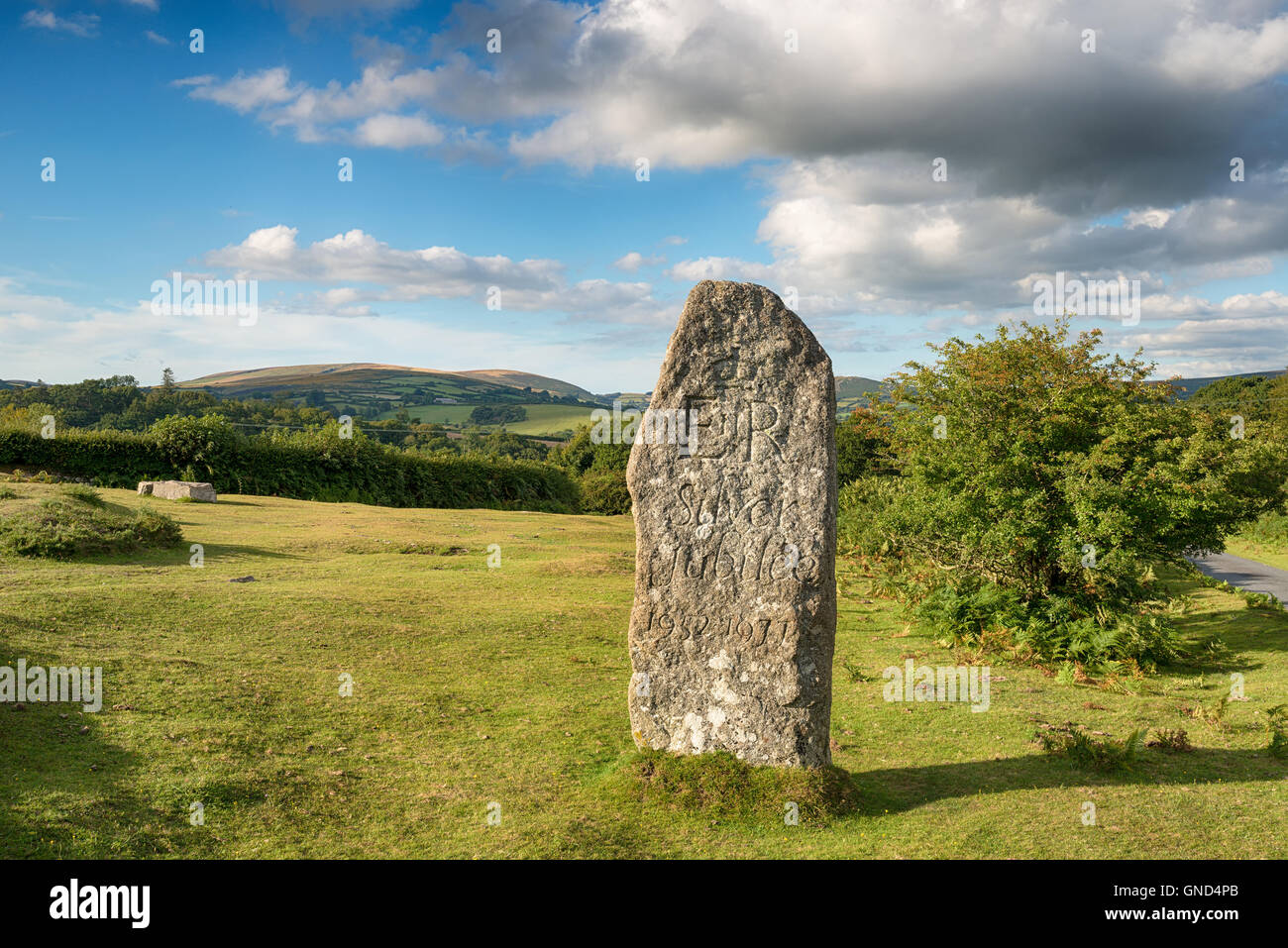 In piedi di una pietra eretta al Leusdon sul Parco Nazionale di Dartmoor per commemorare il Queens Silver Jubilee Foto Stock