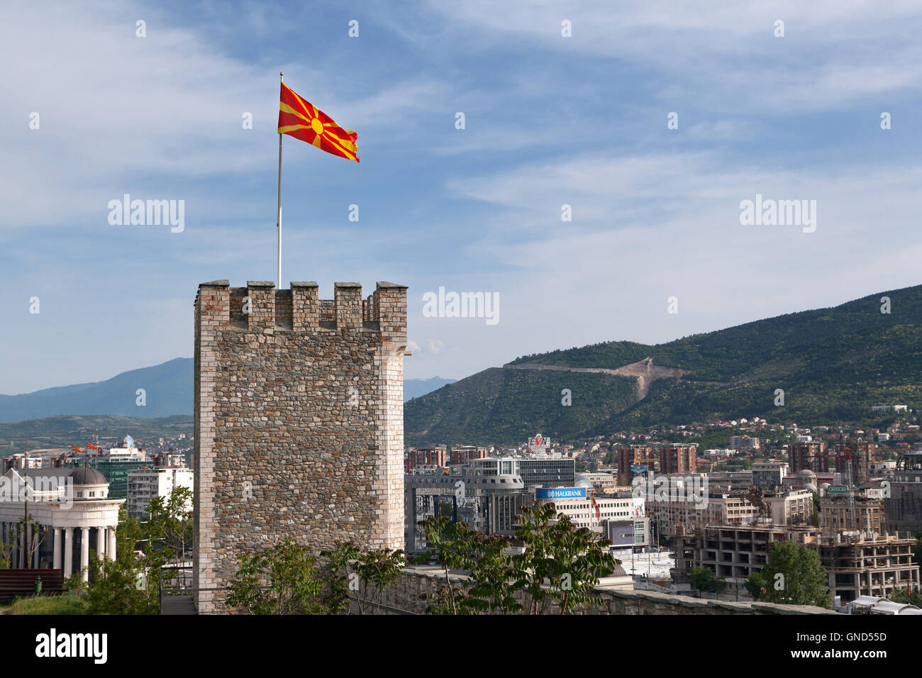 Torre della fortezza di Skopje con vista della città in background, Macedonia Foto Stock