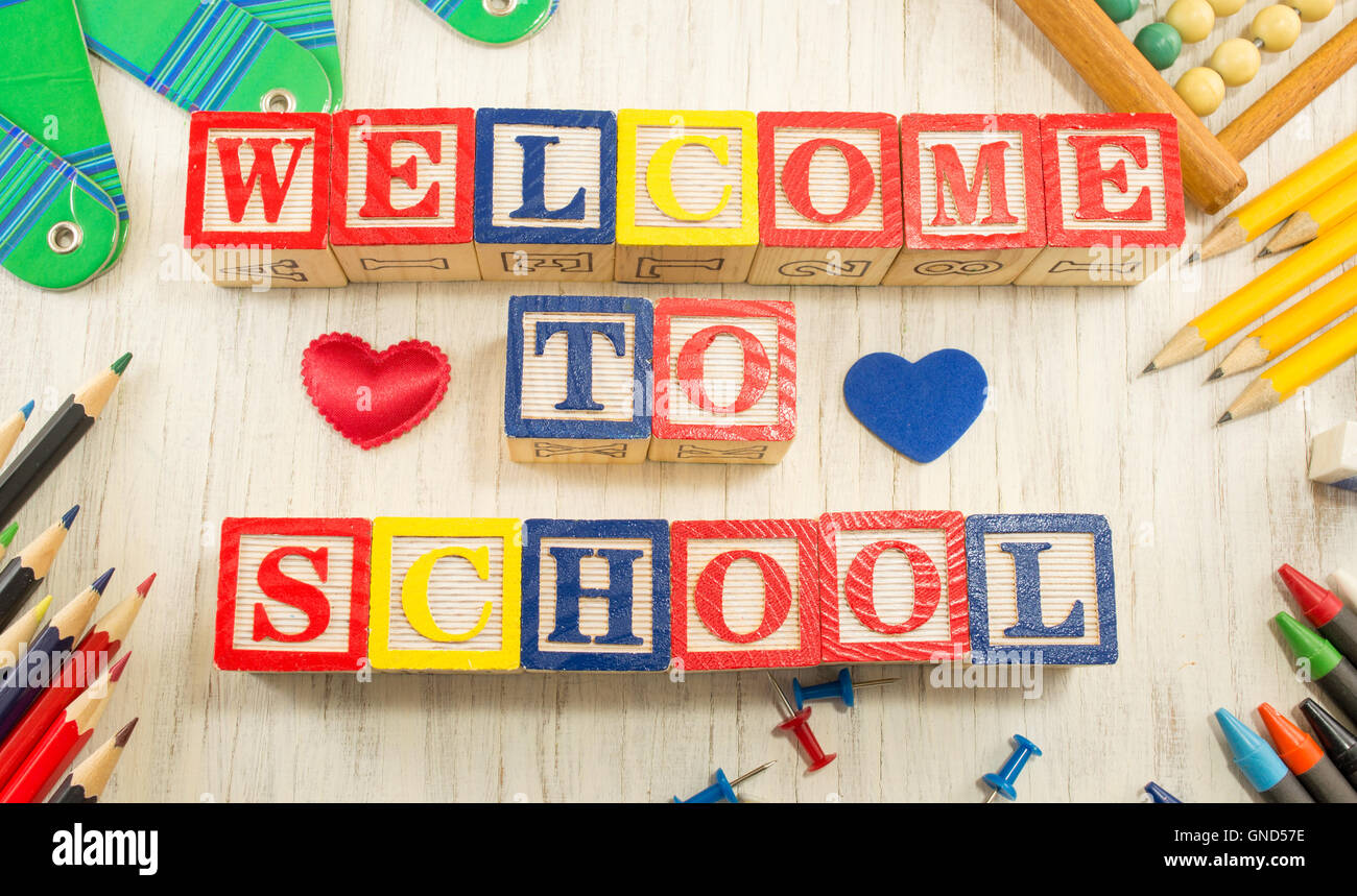 Benvenuti a scuola scritto con armadio in legno lettere Foto Stock