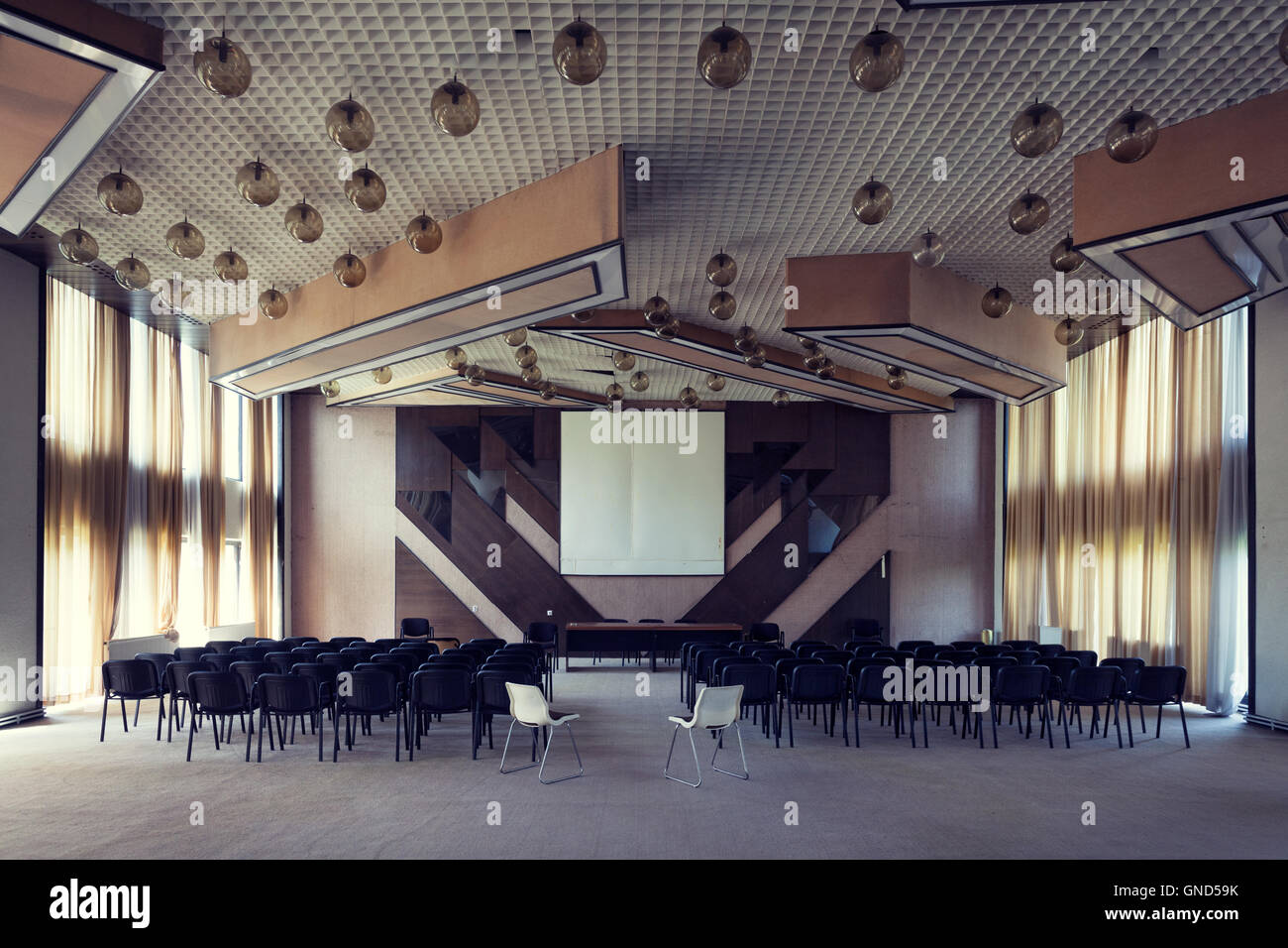 Brezovica, Kosovo - 6 Maggio 2015 : sala conferenze di un abbandonato era comunista hotel nella località sciistica di Brezovica Foto Stock
