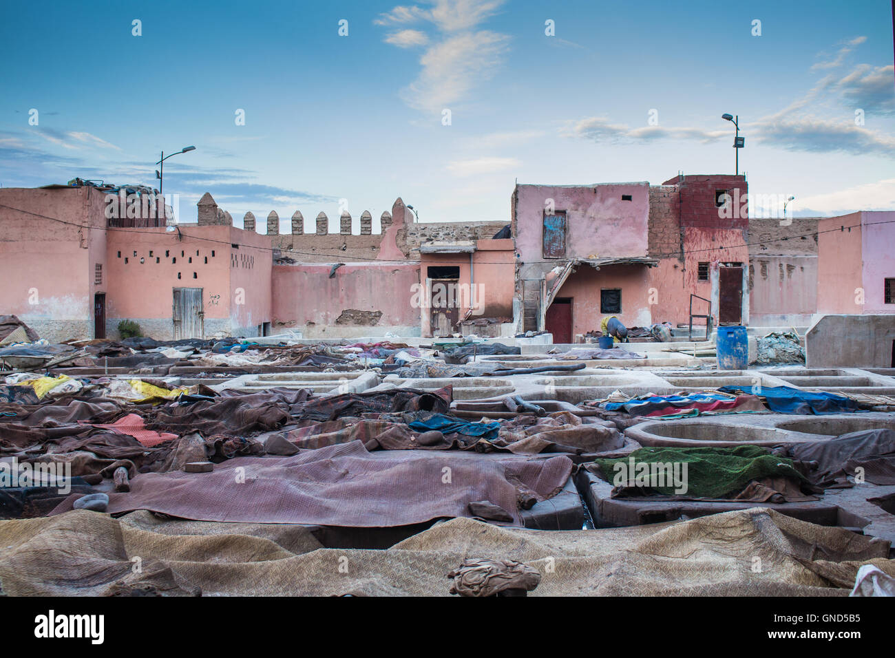 Nel tardo pomeriggio a La concia della pelle fabbrica nel centro di Marrakech, Marocco. Luogo pittoresco anche dopo il lavoro finito. Foto Stock