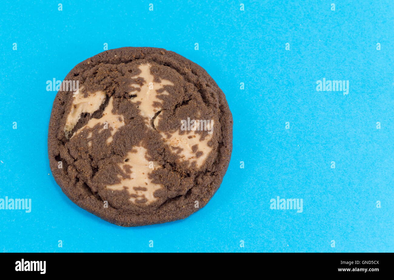 Chocolate Chip Cookie marrone su sfondo blu Foto Stock