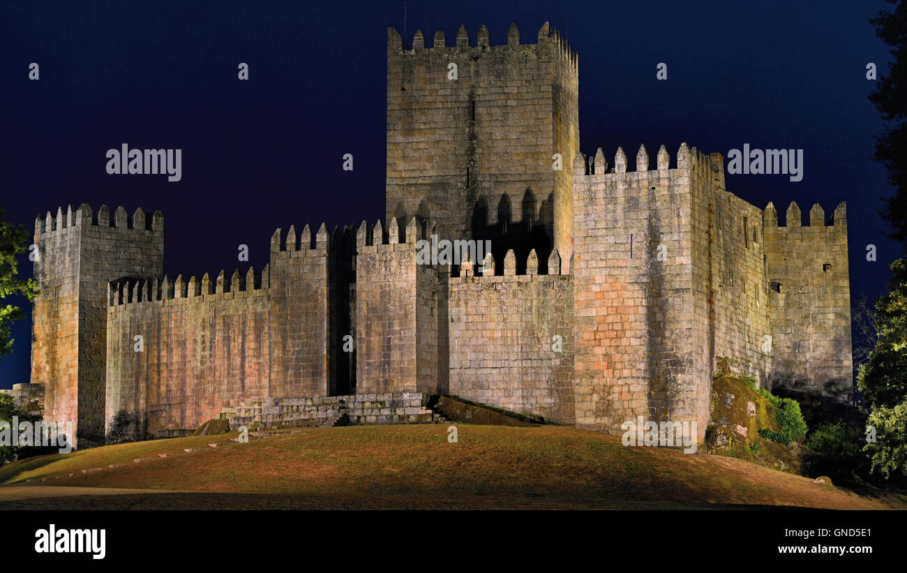 Portogallo: vista notturna del castello medievale di Guimaraes Foto Stock