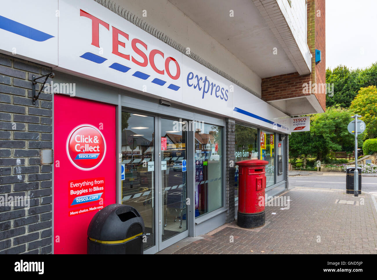 Tesco Express anteriore dello store nel Regno Unito. Foto Stock
