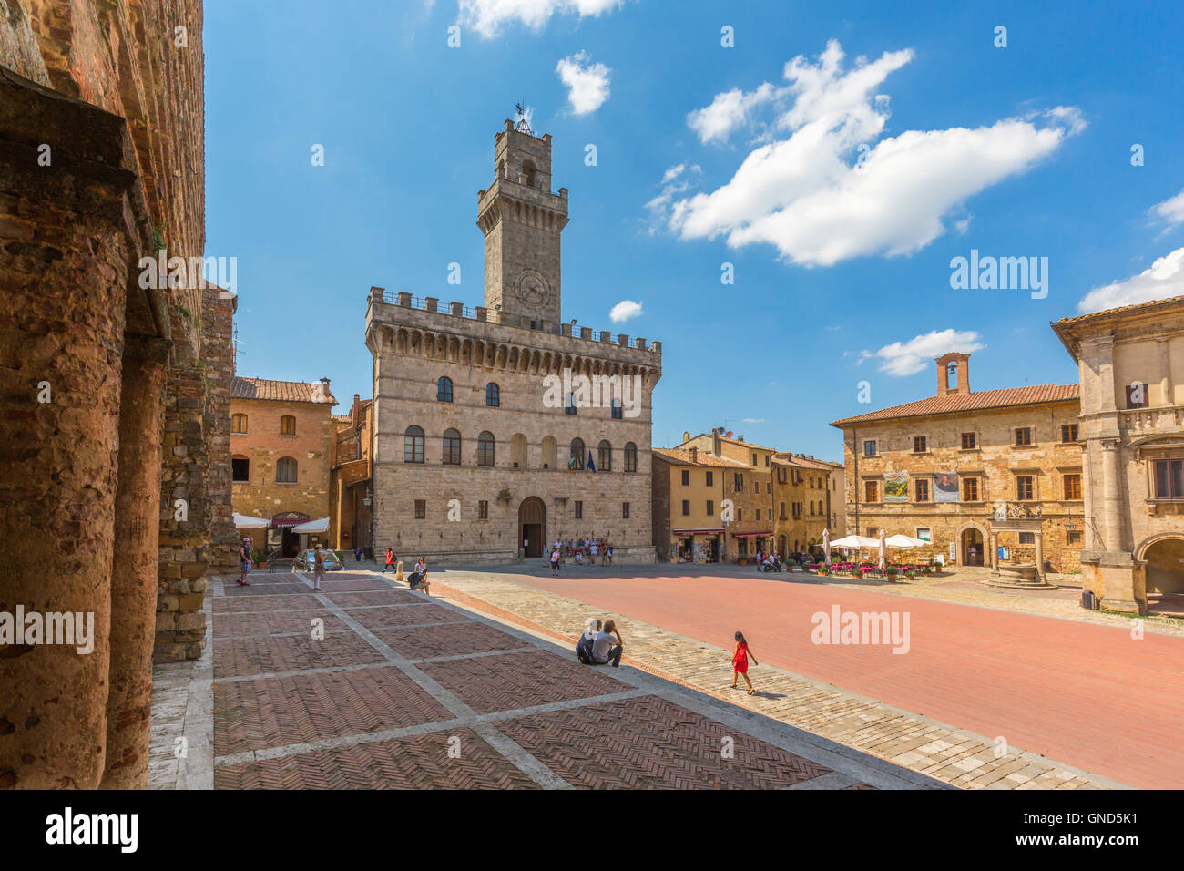 Montepulciano in provincia di Siena, Toscana, Italia. Il Palazzo Comunale risale al XIII secolo su Piazza Grande. Foto Stock