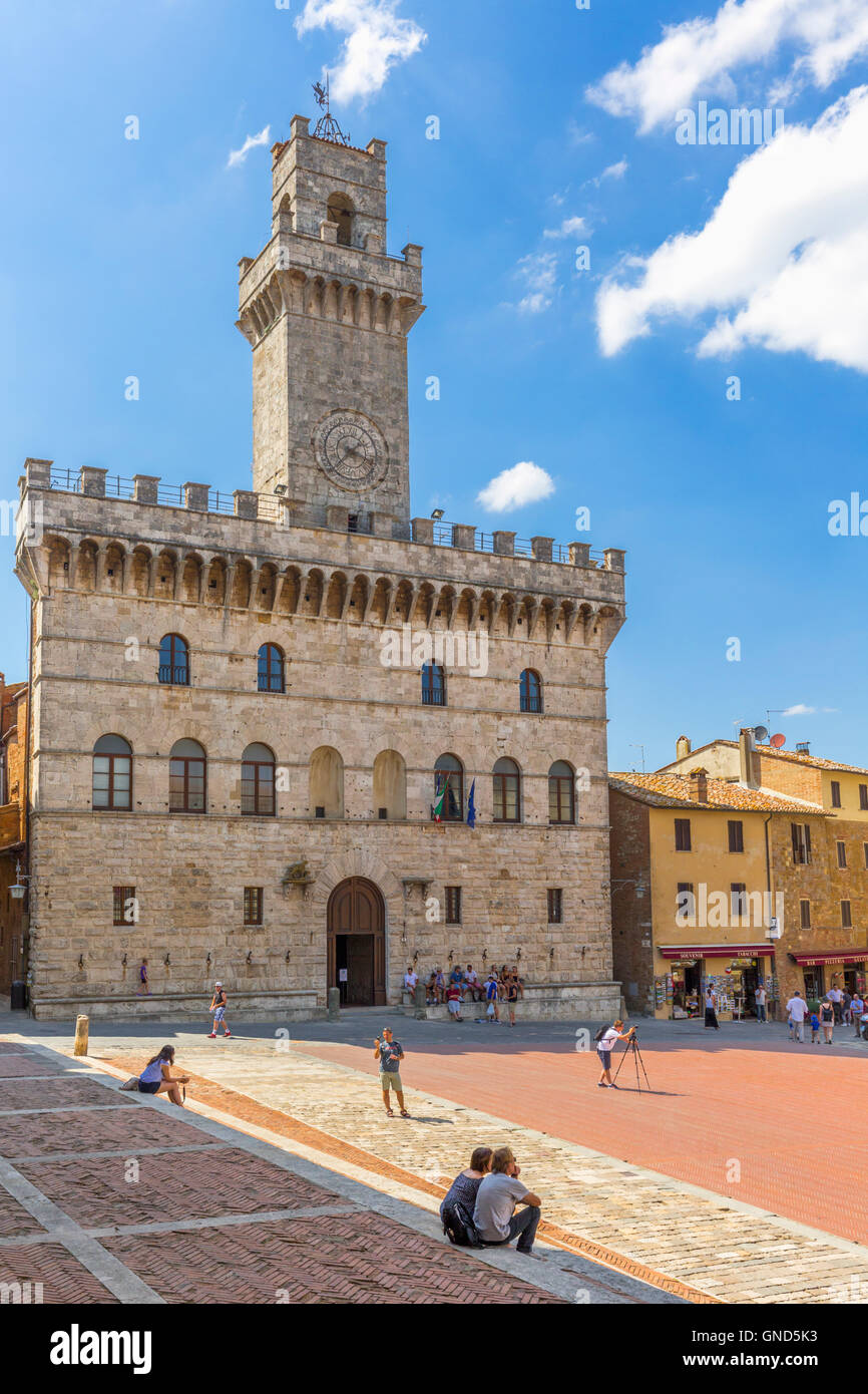 Montepulciano in provincia di Siena, Toscana, Italia. Il Palazzo Comunale risale al XIII secolo su Piazza Grande. Foto Stock