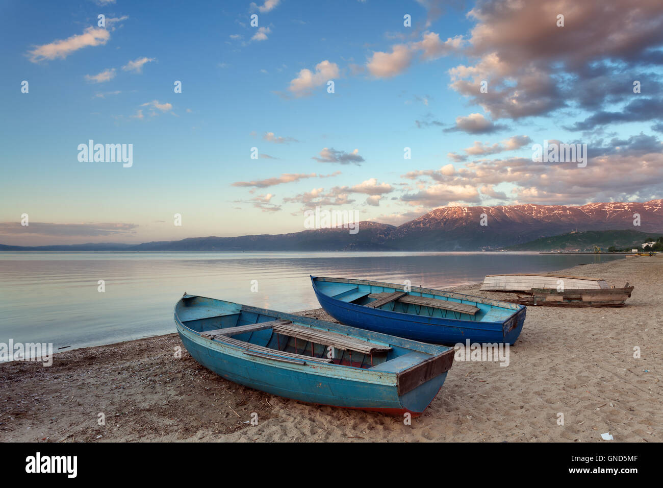Barche di legno ormeggiate sulla spiaggia del lago di Ohrid, Pogradec, Albania Foto Stock