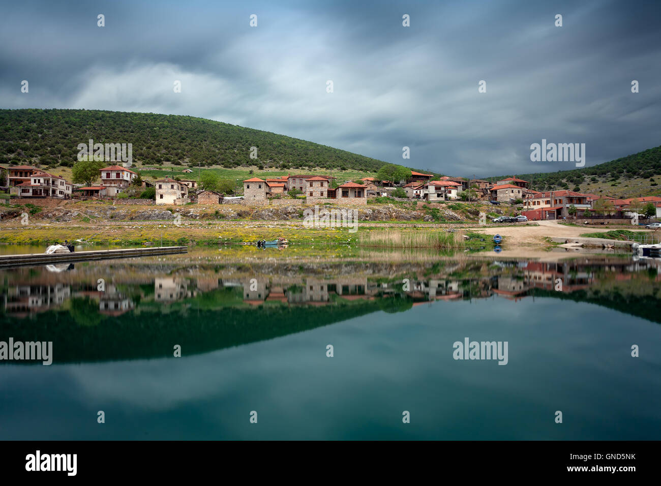 Piccolo borgo di pescatori dal piccolo lago Prespa, Florina, Macedonia, Grecia Foto Stock