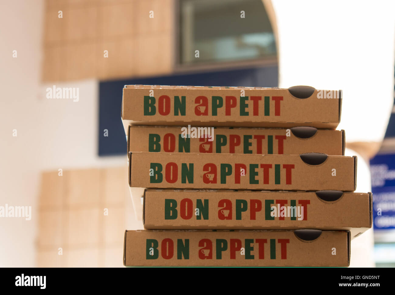 Pila di scatole di pizza, pronto per essere riempito con fresca e gustosa pizza e di essere consegnati al cliente. Foto Stock